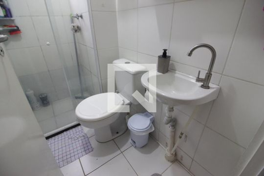 Banheiro de apartamento para alugar com 2 quartos, 42m² em São Pedro, Osasco