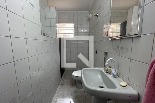 Banheiro de casa para alugar com 2 quartos, 64m² em Vila São Silvestre, São Paulo