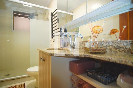 Banheiro da Suíte de apartamento à venda com 3 quartos, 99m² em Vila Ipiranga, Porto Alegre