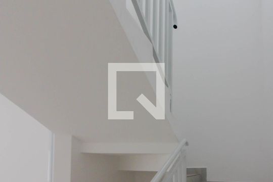 Escada de casa à venda com 3 quartos, 194m² em Jardim Dourado, Guarulhos