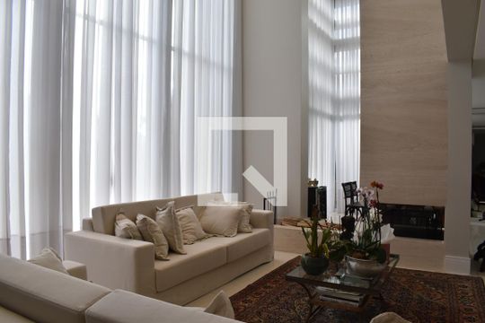 Sala de casa para alugar com 5 quartos, 590m² em Butiatuvinha, Curitiba
