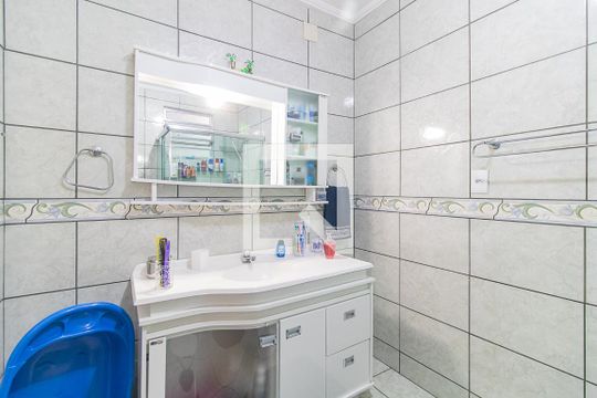 Banheiro de apartamento à venda com 2 quartos, 69m² em Medianeira, Porto Alegre