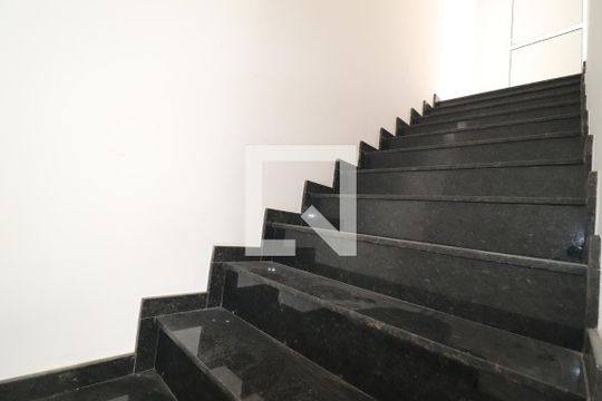 Escada de apartamento à venda com 2 quartos, 123m² em Vila Vilma, Santo André