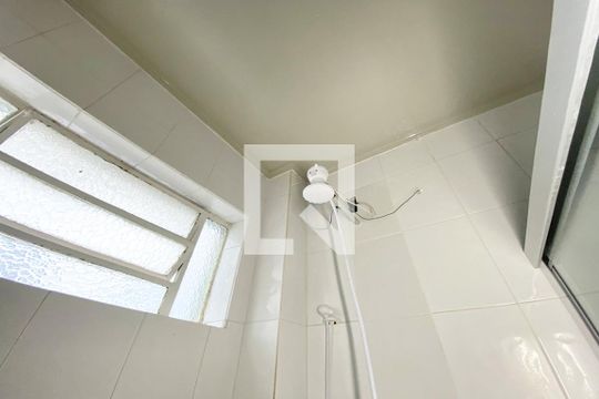 Banheiro de casa de condomínio à venda com 2 quartos, 60m² em Scharlau, São Leopoldo