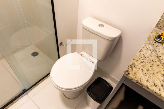 Banheiro de kitnet/studio para alugar com 1 quarto, 21m² em Santa Ifigênia, São Paulo