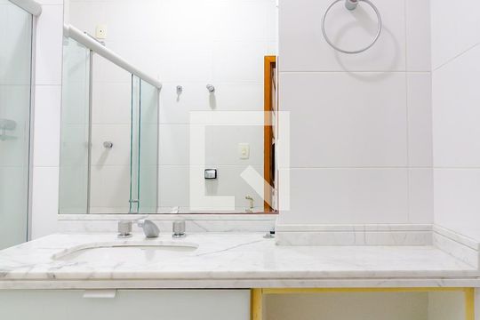 Banheiro da suíte  de apartamento à venda com 3 quartos, 100m² em Leme, Rio de Janeiro