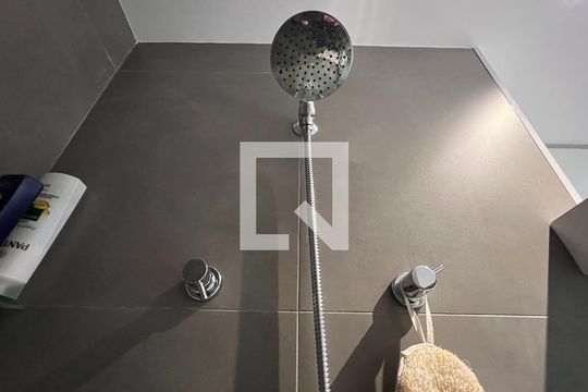 Banheiro de kitnet/studio para alugar com 1 quarto, 33m² em Pinheiros, São Paulo