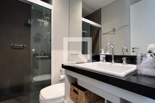 Banheiro de kitnet/studio para alugar com 1 quarto, 33m² em Pinheiros, São Paulo
