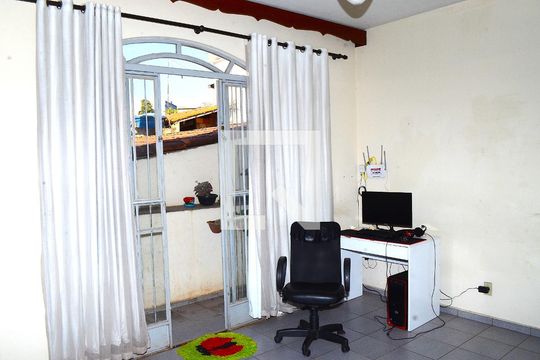 Quarto 1 de casa à venda com 3 quartos, 230m² em Goiânia, Belo Horizonte