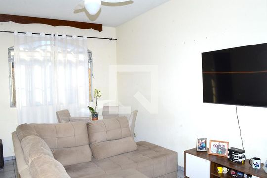 Sala de casa à venda com 3 quartos, 230m² em Goiânia, Belo Horizonte