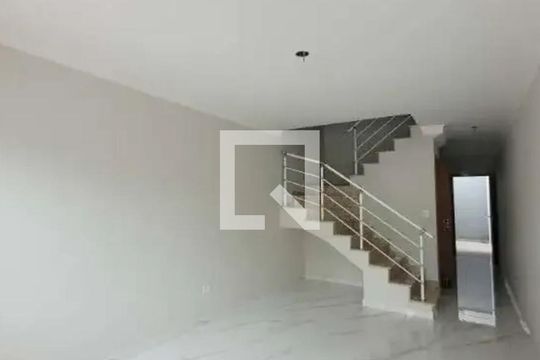 Casa à venda com 2 quartos, 220m² em Vila Nivi, São Paulo