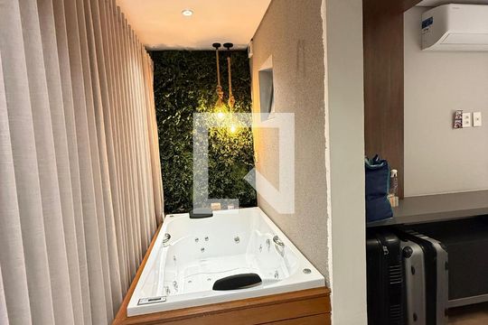Banheira Quarto 1 de apartamento para alugar com 2 quartos, 110m² em Cambuí, Campinas