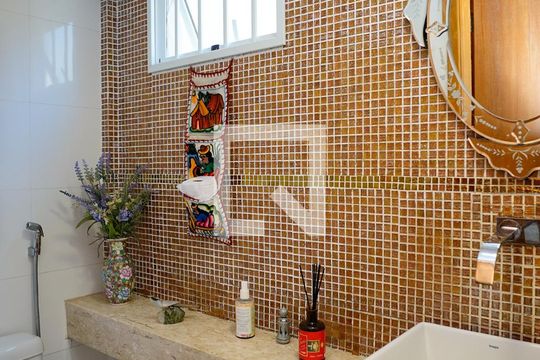 Lavabo de casa para alugar com 4 quartos, 400m² em Santa Rosa, Niterói