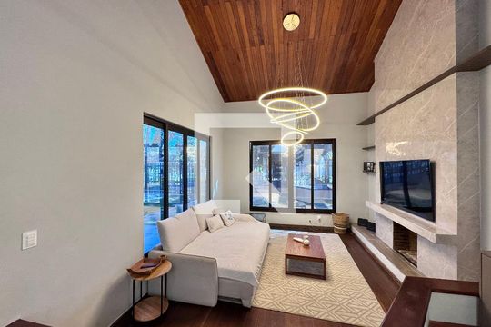 Sala de casa de condomínio à venda com 4 quartos, 550m² em Recreio dos Bandeirantes, Rio de Janeiro