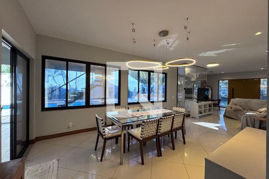 Sala de casa de condomínio à venda com 4 quartos, 550m² em Recreio dos Bandeirantes, Rio de Janeiro