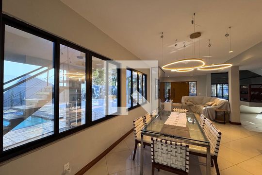 Sala de casa de condomínio à venda com 4 quartos, 550m² em Recreio dos Bandeirantes, Rio de Janeiro