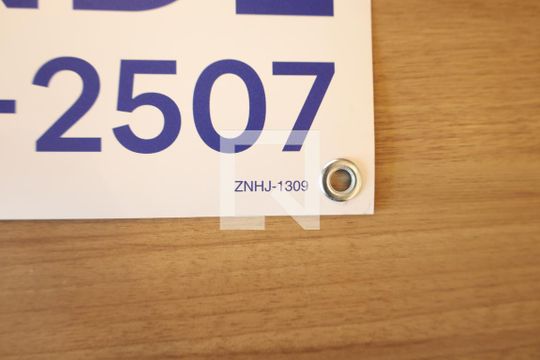 Placa instalada na grade da varanda (2º andar) - Código da placa: ZNHJ-1309 de apartamento à venda com 2 quartos, 68m² em Vila Jacuí, São Paulo