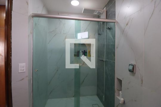 Banheiro da Suíte  de apartamento para alugar com 1 quarto, 50m² em Centro, Uberlândia