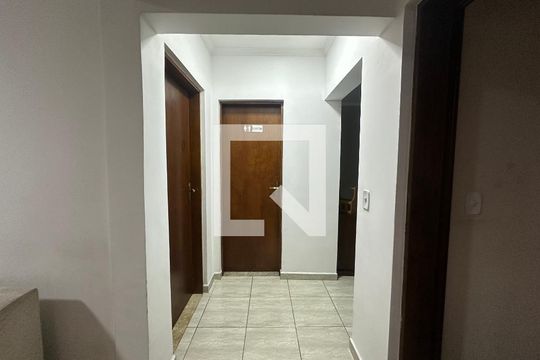 Corredor de casa para alugar com 3 quartos, 250m² em Jardim Belval, Barueri