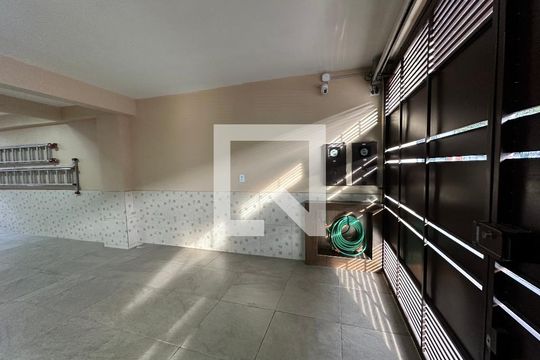 Garagem de casa para alugar com 3 quartos, 250m² em Jardim Belval, Barueri