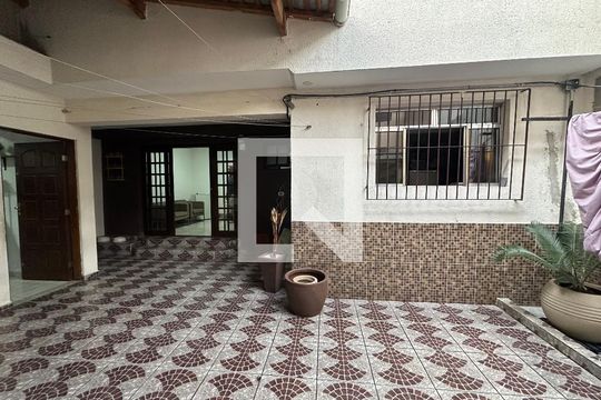 Quintal de casa para alugar com 3 quartos, 250m² em Jardim Belval, Barueri