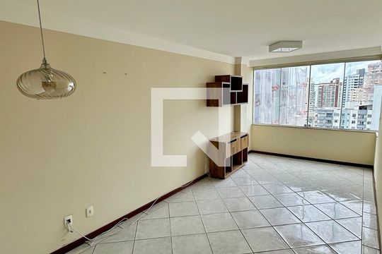 Sala de apartamento para alugar com 2 quartos, 64m² em Kobrasol, São José