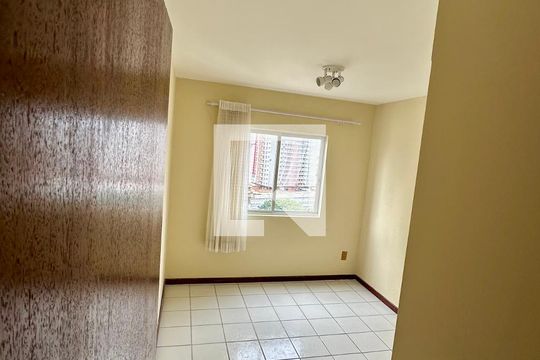 Quarto 1 de apartamento para alugar com 2 quartos, 64m² em Kobrasol, São José
