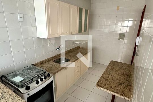 Cozinha de apartamento para alugar com 2 quartos, 64m² em Kobrasol, São José