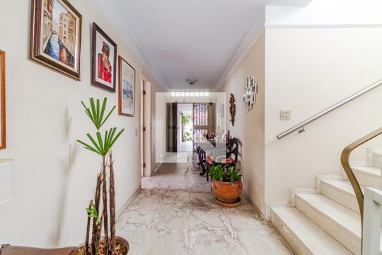 Entrada de casa para alugar com 3 quartos, 297m² em Alto de Pinheiros, São Paulo