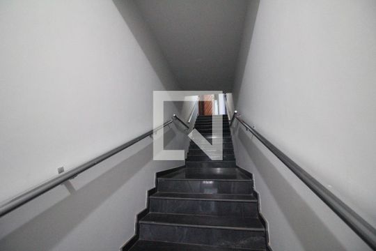 Escada de casa para alugar com 4 quartos, 243m² em Riacho das Pedras, Contagem