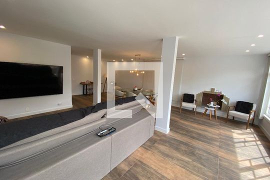 Sala de casa à venda com 6 quartos, 600m² em Taquara, Rio de Janeiro
