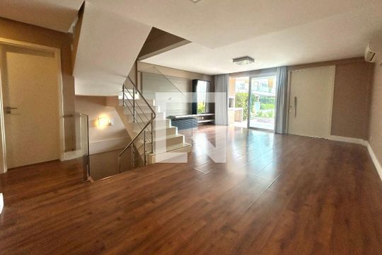 Sala  de casa de condomínio para alugar com 4 quartos, 180m² em Cacupé, Florianópolis