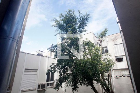 Vista Cozinha e Área de Serviço de apartamento para alugar com 3 quartos, 79m² em Auxiliadora, Porto Alegre