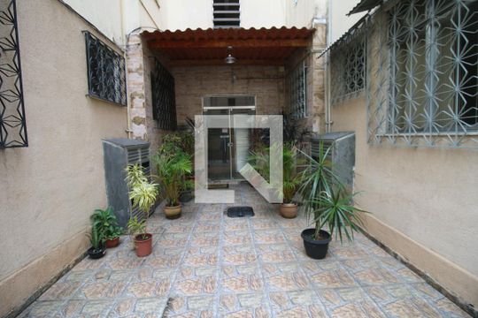 Fachada e portaria de apartamento à venda com 3 quartos, 96m² em Olaria, Rio de Janeiro