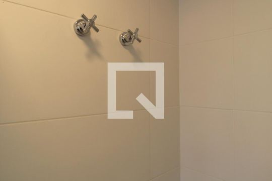Banheiro de kitnet/studio para alugar com 1 quarto, 30m² em Indianópolis, São Paulo
