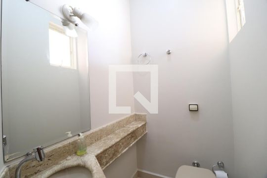 Casa para alugar com 5 quartos, 220m² em Santa Mônica, Uberlândia