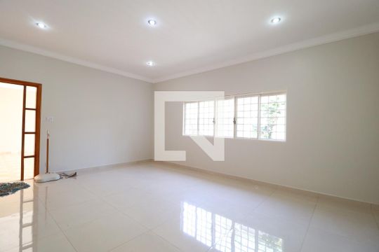 Casa para alugar com 5 quartos, 220m² em Santa Mônica, Uberlândia