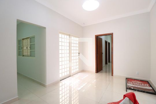 Casa para alugar com 5 quartos, 220m² em Santa Mônica, Uberlândia