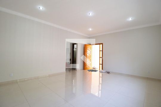 Casa para alugar com 5 quartos, 220m² em Santa Mônica, Uberlândia