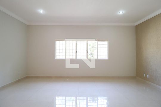 Casa para alugar com 5 quartos, 220m² em Santa Mônica, Uberlândia