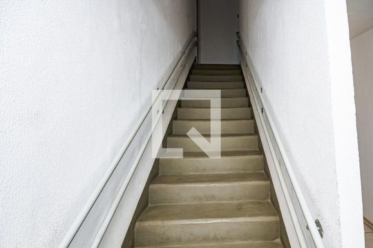 Escada de apartamento para alugar com 2 quartos, 47m² em Trevo, Belo Horizonte