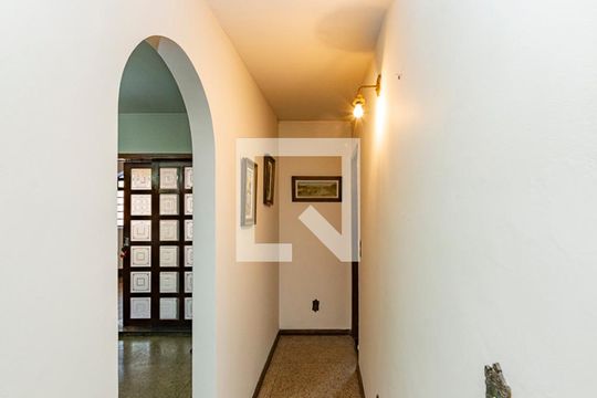 Corredor de casa à venda com 5 quartos, 240m² em Carlos Prates, Belo Horizonte
