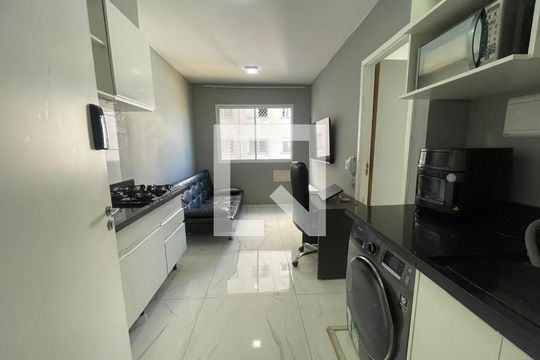 Sala de kitnet/studio para alugar com 1 quarto, 24m² em Paraíso do Morumbi, São Paulo