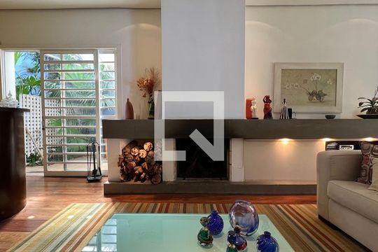 Sala de casa à venda com 5 quartos, 230m² em Alto de Pinheiros, São Paulo