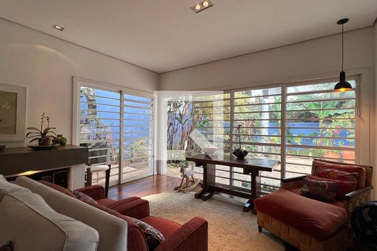 Sala de casa à venda com 5 quartos, 230m² em Alto de Pinheiros, São Paulo