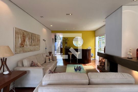 Sala de casa à venda com 5 quartos, 230m² em Alto de Pinheiros, São Paulo