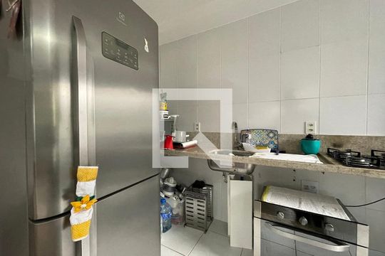 Cozinha e Área de Serviço de apartamento para alugar com 2 quartos, 47m² em Quinta dos Angicos, Cotia
