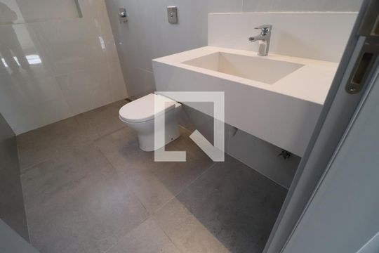 Banheiro da Suíte de casa de condomínio para alugar com 3 quartos, 212m² em Laranjeiras, Uberlândia