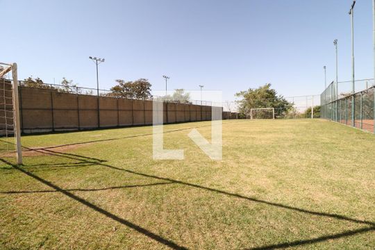 Campo de futebol de casa de condomínio para alugar com 3 quartos, 212m² em Laranjeiras, Uberlândia