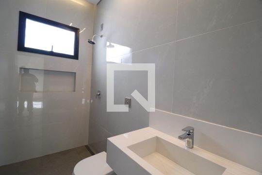 Banheiro da Suíte de casa de condomínio para alugar com 3 quartos, 212m² em Laranjeiras, Uberlândia